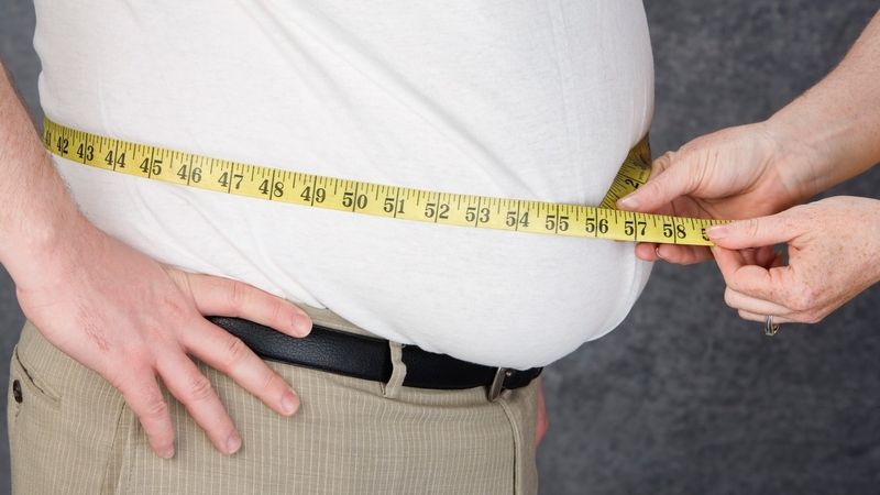 Nejčastější příčinou obezity je nedostatek pohybu a špatné stravovací návyky. Podle nových zjištění za epidemií obezity může stát i lehce přenosný vir. 