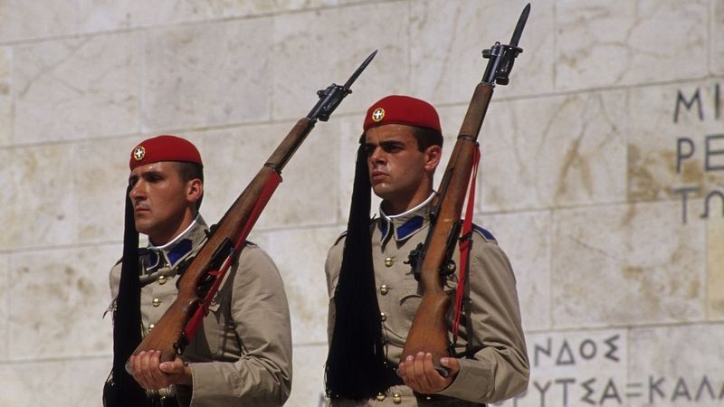 Řečtí vojáci před parlamentem v Aténách. Ilustrační foto
