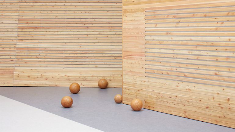 Interiér zútulňují dřevěné prvky, které mají i dekorativní roli.