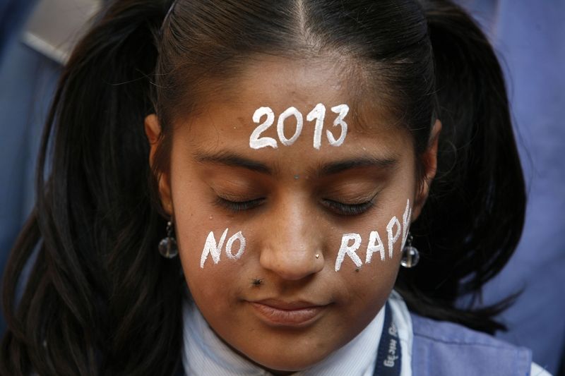 Indická studentka protestuje proti násilí na ženách.