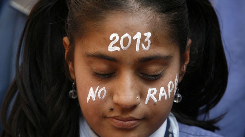 Indická studentka protestuje proti násilí na ženách.