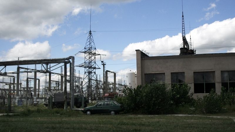 Auto současného zaměstnance elektrárny Černobyl u nefunkčních elektrorozvaděčů (poslední elektřinu vyprodukovaly v roce 2000)