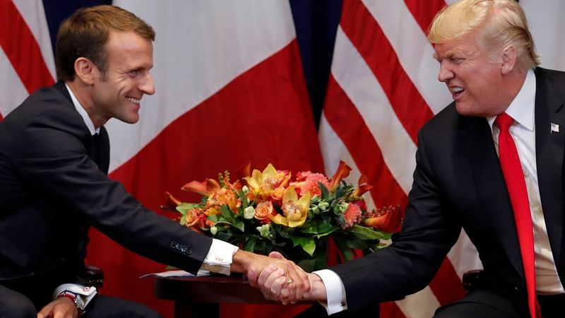 Francouzský prezident Emmanuel Macron (vlevo) si podává ruku s americkým protějškem Donaldem Trumpem v New Yorku.