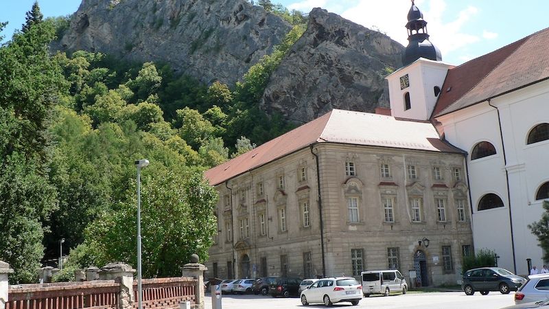 Kostel s klášterem, na skále je vyhlídka na údolí
