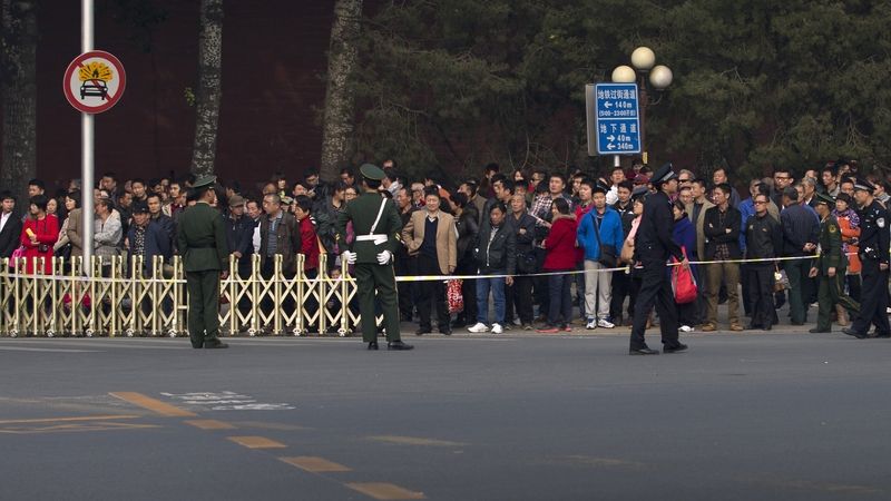 Při incidentu na pekingském náměstí Nebeského klidu zahynulo pět lidí a 38 jich utrpělo zranění. 