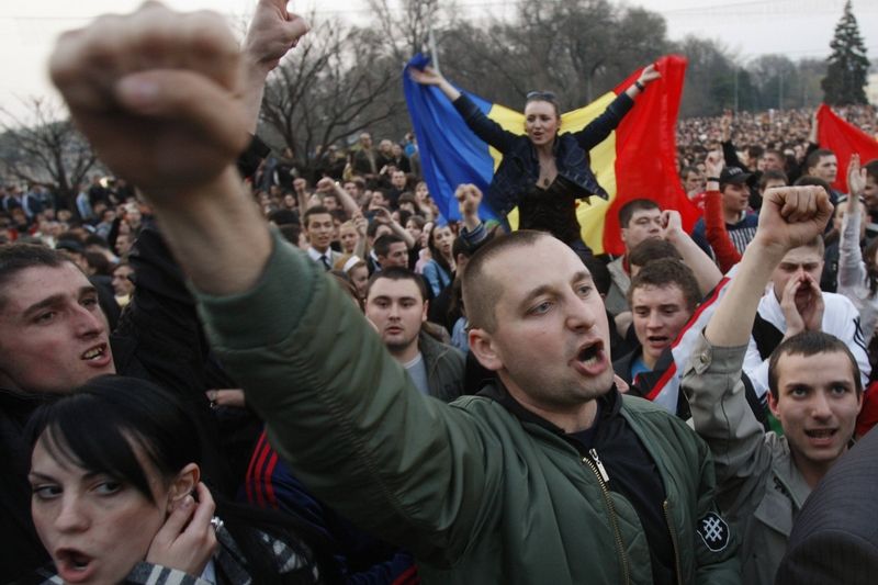 Moldavští studenti během pondělního protestu v centru Kišiněva