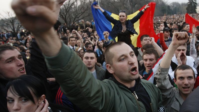 Moldavští studenti během pondělního protestu v centru Kišiněva