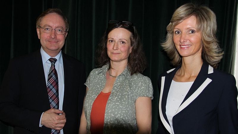 Zleva: profesor MUDr. Petr Arenberger, jeho pacientka paní Hanka a MUDr. Monika Arenbergerová.