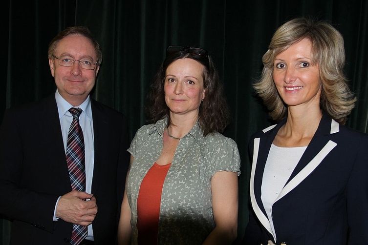 Zleva: profesor MUDr. Petr Arenberger, jeho pacientka paní Hanka a MUDr. Monika Arenbergerová.
