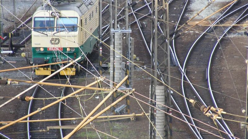 Porucha vedení v Roudnici nad Labem zastavila provoz vlaků do Prahy