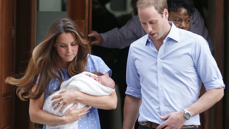 Vévodkyně Kate a princ William se svým potomkem před londýnskou porodnicí
