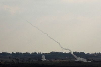 Kouřová stopa po palestinské rakete vypálené z pásma Gazy