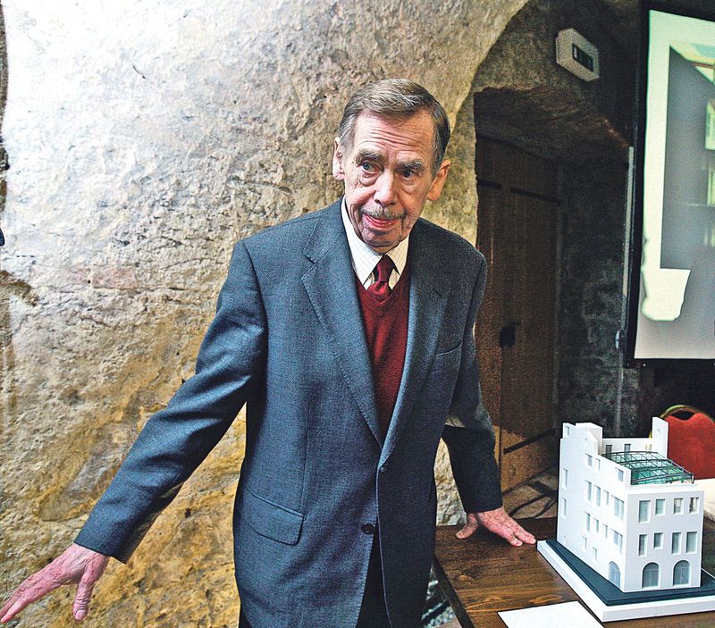 Václav Havel s modelem své budoucí knihovny. 