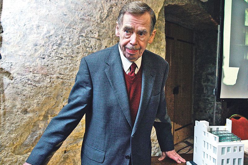 Václav Havel s modelem své budoucí knihovny. 