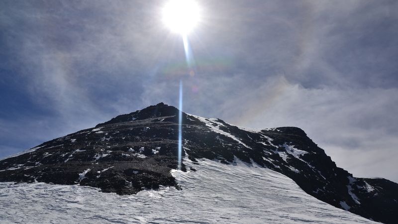 Výhled na vrcholový hřeben z výšky asi 7100 metrů