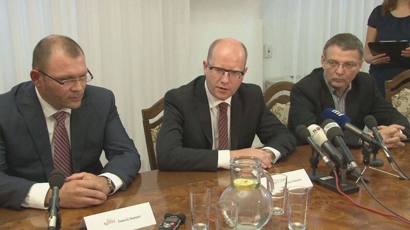 Primátor Tomáš Hanzel (zleva), premiér vlády Bohuslav Sobotka (uprostřed) a ministr zahraničí Lubomír Zaorálek