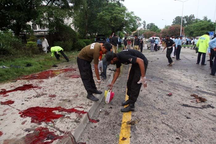 Policisté sbírají důkazy po výbuchu u Červené mešity v Islámábádu.