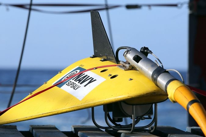 Podvodní lokátor signálu majáků SUPSALV TPL-25 na lodi Ocean Shield