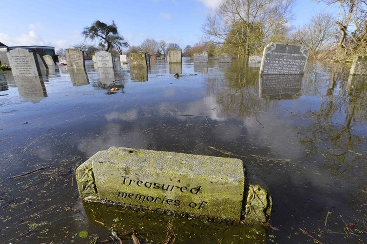 Pod vodou se ocitl i nejeden hřbitov.