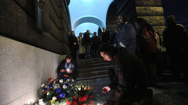 Před budovou Filozofické fakulty Univerzity Karlovy v Praze se 19. ledna uskutečnil pietní akt u pamětní desky Jana Palacha u příležitosti 42. výročí jeho úmrtí.