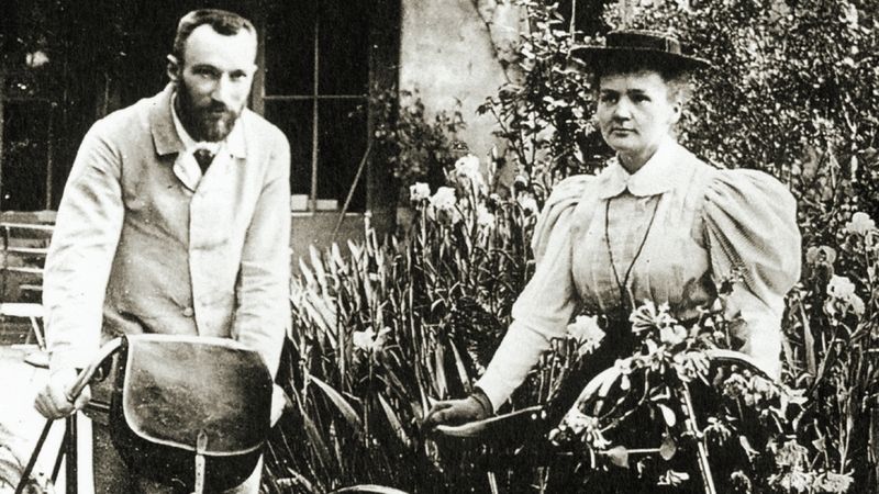 Manželé Marie a Pierre Curieovi, kteří v roce 1898 objevili dva nové prvky, polonium a radium.