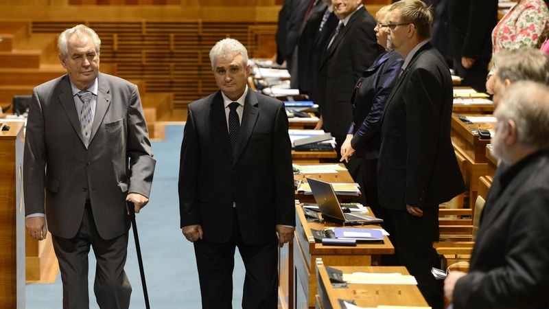 Prezident Miloš Zeman (vlevo) navštívil schůzi Senátu. Doprovází ho předseda horní parlamentní komory Milan Štěch (ČSSD).