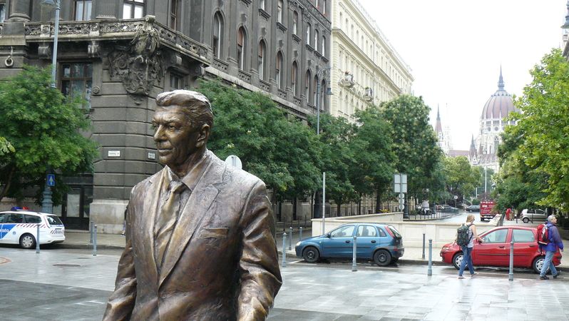 Socha Ronalda Reagana se stala oblíbeným cílem návštěvníků maďarského hlavního města.