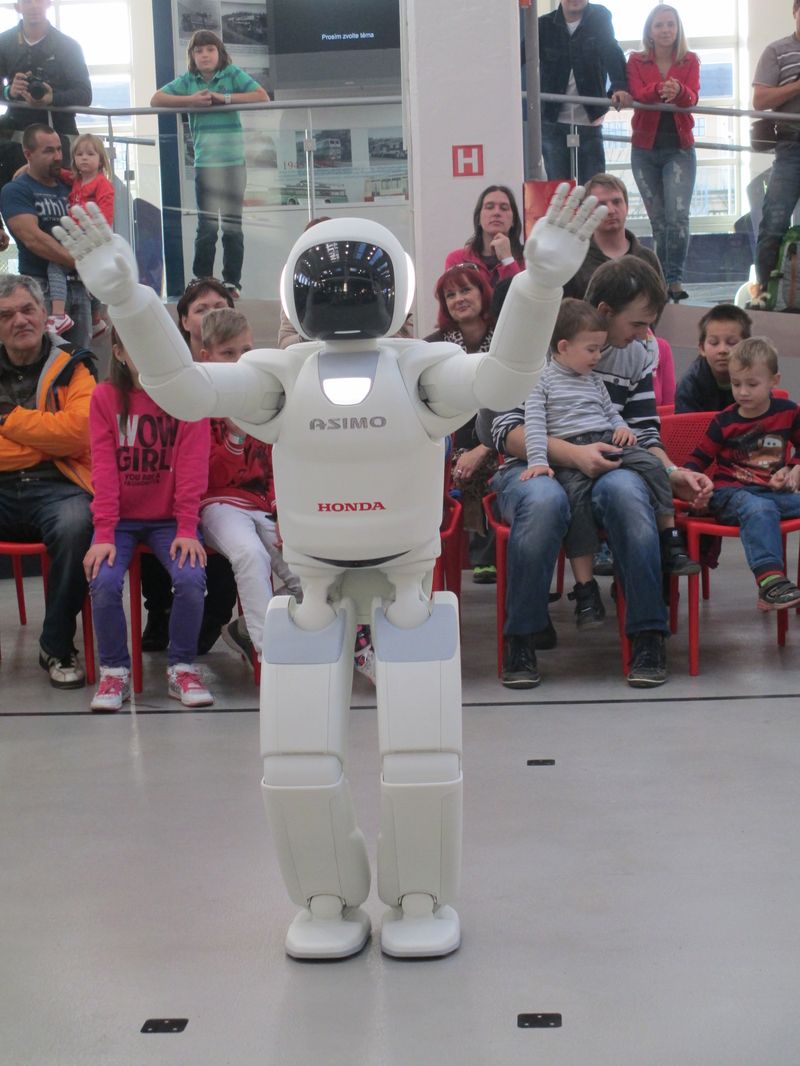 Robot ASIMO dokáže zvednout ruce na pozdrav