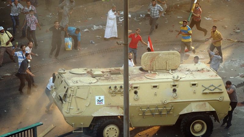 Demonstranti se zmocnili egyptského transportéru 