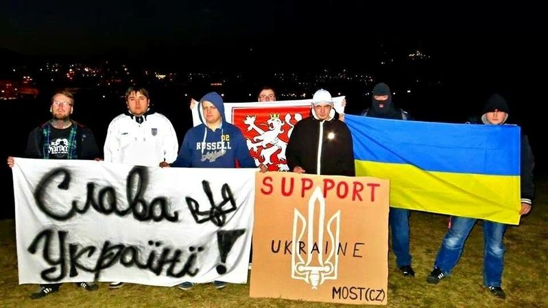 Čeští hooligans v severočeském Mostě vyjadřují podporu radikálním ukrajinským demonstrantům