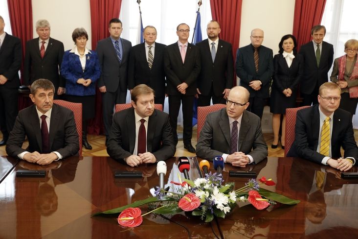 Zástupci stran při podpisu koaliční smlouvy (zleva): Andrej Babiš (předseda hnutí ANO), Roman Sklenák (šéf poslanců ČSSD), Bohuslav Sobotka (předseda ČSSD) a Pavel Bělobrádek (předseda KDU-ČSL).