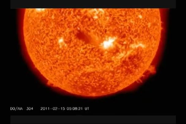 Obrovská erupce na Slunci vyslala proud částic k Zemi
