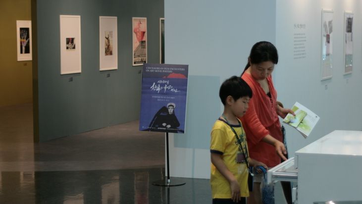 Korejská rodina na výstavě českých filmových plakátů na korejské filmy
