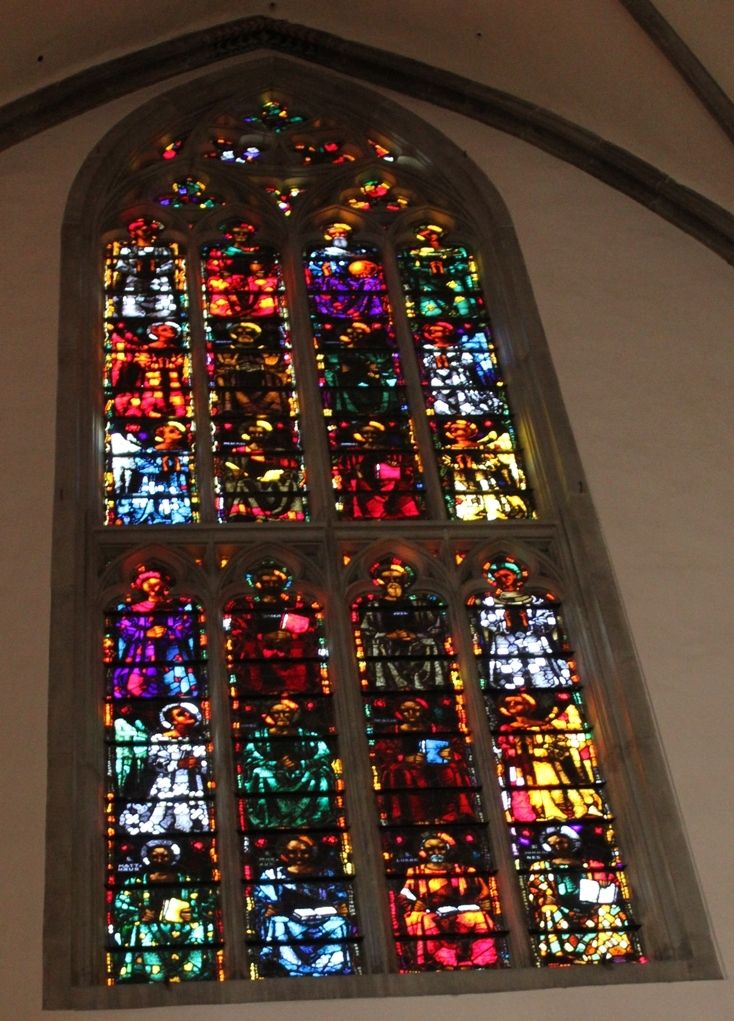 Za vitrážemi náboženských budov stojí mimo jiné Chagall a Giacometti.