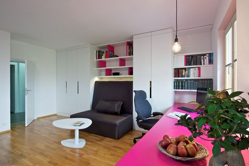 Nábytek v interiéru je řešený na míru podle návrhu architekta Martina Sladkého. Je vyrobený z lakovaných MDF desek v bílé a sytě růžové barvě. Z pohovky se jednoduchou manipulací stane skromné dvoulůžko, které je také vyrobeno na zakázku.