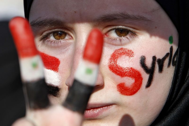 Syřanka s barvami národní vlajky na prstech