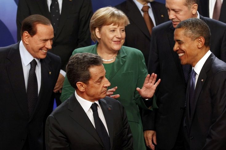 Americký prezident Barack Obama s hlavou Francie Nicolasem Sarkozym jsou na summitu zemí G20 obklopeni německou kancléřkou Angelou Merkelovou, italským premiérem Silviem Berlusconim a předsedou turecké vlády Recepem Tayypem Erdoganem.