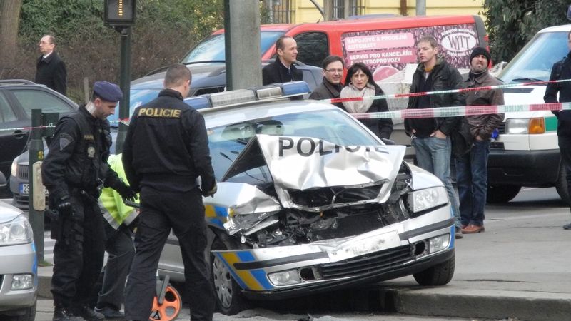 Nabouraný policejní vůz na Karlově náměstí v Praze