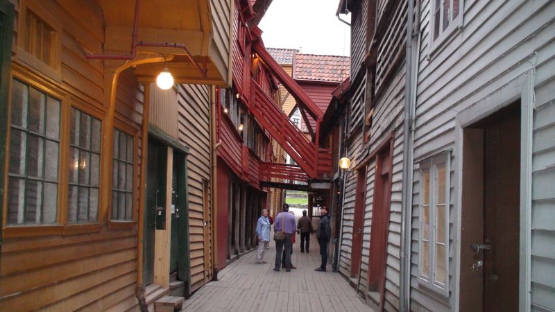 Bergen, ulička mezi domy na nábřeží Bryggen