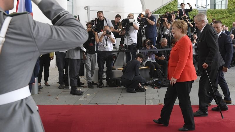 Prezident Miloš Zeman se v rámci oficiální návštěvy Německa setkal v Berlíně s kancléřkou Angelou Merkelovou.