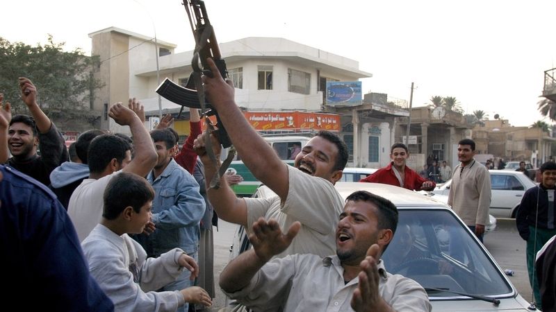 Střílení do vzduchu je v arabských zemích oblíbenou součástí oslav.