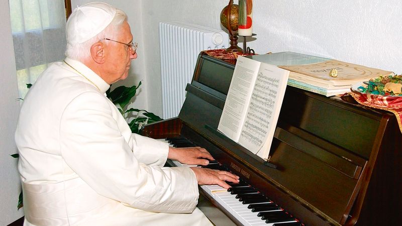 Chvíle u piana jsou vzácné, ale o to více si jich hlava katolíků užívá.
