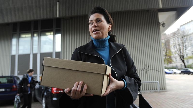 Jana Bobošíková přináší krabici s petičními archy. 
