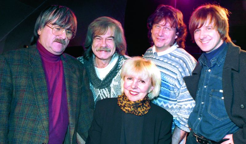 V roce 1996 vystoupila Hana Zagorová v sestavě, která krátce fungovala v 80. letech minulého století – s Karlem Vágnerem, Petrem Rezkem, Stanislavem Hložkem a Petrem Kotvaldem (zleva). 