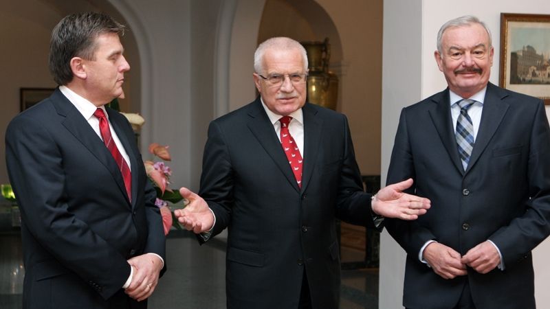 Prezident Václav Klaus se šéfem Sněmovny Miloslavem Vlčkem (vlevo)a předsedou Senátu Přemyslem Sobotkou (vpravo).