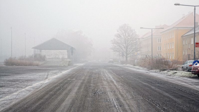 Pozor na silnicích, mlhy budou v noci namrzat, varovali meteorologové