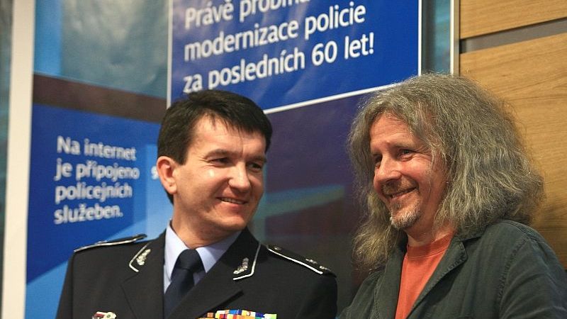 Policejní prezident Oldřich Martinů s režisérem F.A.Brabcem při představování nového náborového klipu.