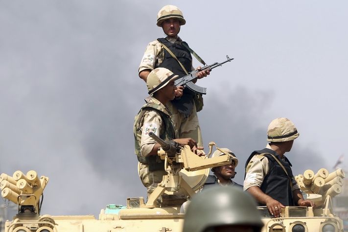 Egyptská armáda při zásahu proti demonstrantům podporujícím svrženého Mursího 