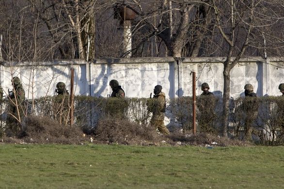 Jednotka Rusů prohlašujících se za místní domobranu před vojenskou základnou v Simferopolu