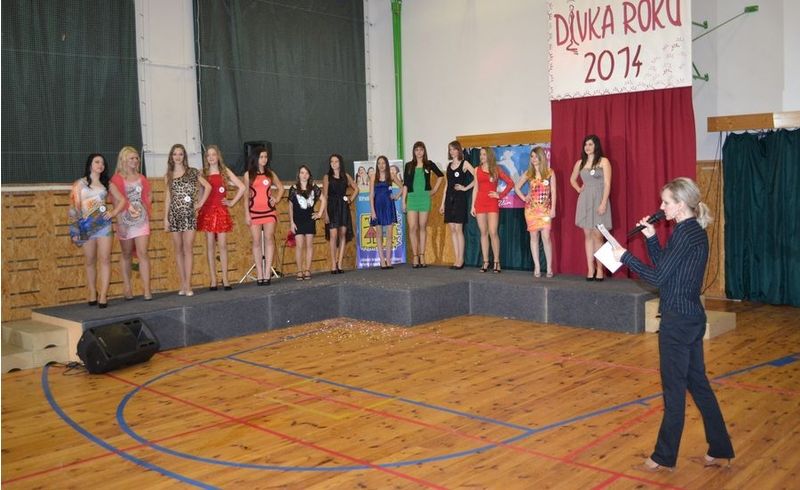 Defilé třinácti soutěžících dívek, vpravo moderátorka Hana Srncová.